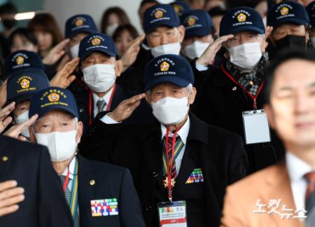 6.25 참전용사들의 거수경례