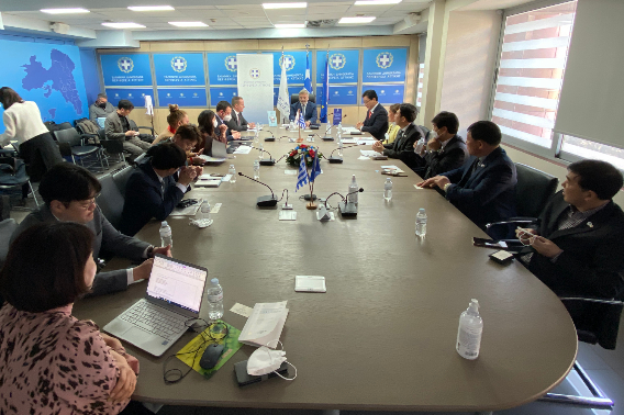 부산시의회 엑스포 유치 남동유럽 의원 외교단이 그리스 아티키 주지사를 만나 엑스포 관련 홍보하고 있는 모습. 부산시의회 제공