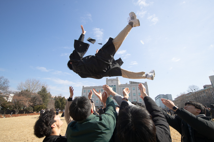전북대학교는 22일 양오봉 전북대 총장을 비롯해 학위수여 대표자 및 학부모 등 200여 명이 참석한 가운데 2022학년도 전기 학위수여식을 진수당 가인홀에서 거행했다. 전북대 제공