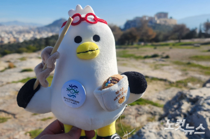 그리스와 불가리아 누빈 부산갈매기 '부기'…부산시의회 엑스포 유치 의원 외교단이 18~21일 해외 홍보를 위해 들고 다닌 부기 인형.강민정 기자