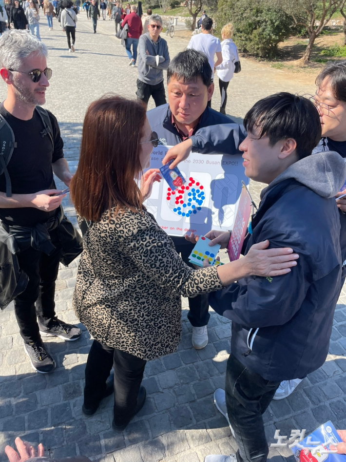 부산시의회 엑스포 유치 남동유럽 의원 외교단이 그리스 아테네서 현지인을 상대로 길거리 홍보를 펼치고 있는 모습. 오른쪽 부터 김태효 의원, 박희용 의원. 강민정 기자