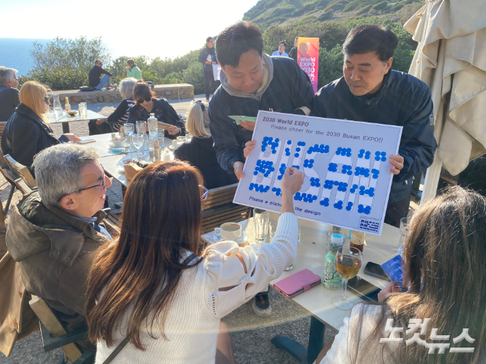 부산시의회 엑스포 유치 남동유럽 의원 외교단이 그리스에서 길거리 홍보를 펼치고 있는 모습. 왼쪽부터 조상진 의원, 성현달 의원. 강민정 기자