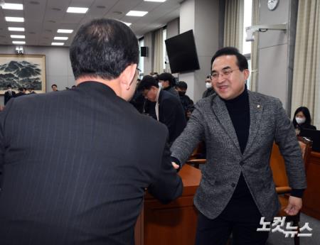 악수하는 주호영-박홍근