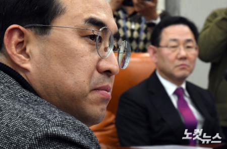 심각한 표정의 박홍근-주호영