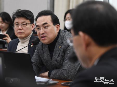 발언하는 박홍근