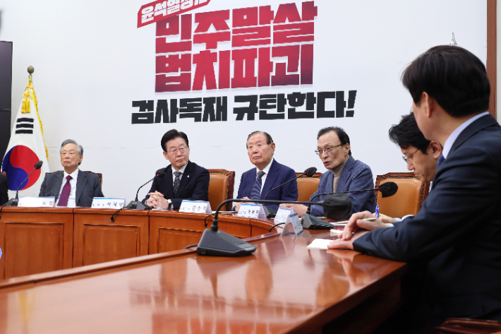 더불어민주당 이재명 대표가 22일 오후 국회에서 열린 상임고문단 간담회에서 이해찬 상임고문의 발언을 경청하고 있다. 연합뉴스