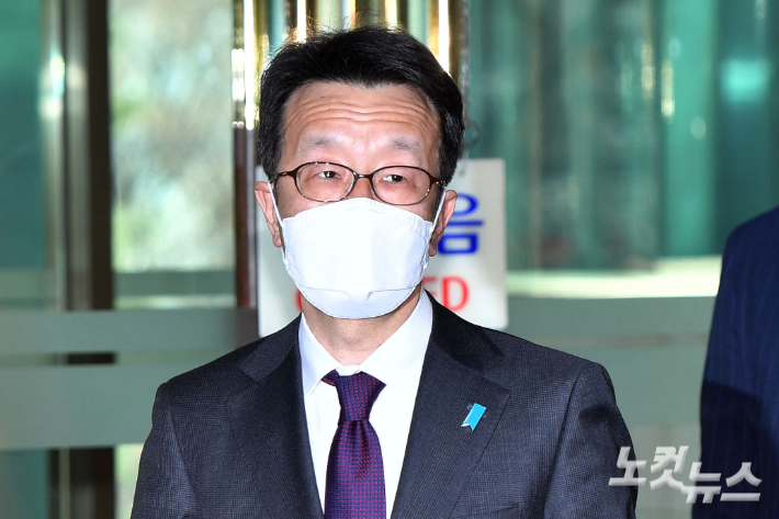 구마가이 나오키 주한일본대사관 총괄공사가 22일 오후 서울 종로구 외교부로 초치되고 있다. 이날 일본이 시마네현 주최 소위 '다케시마(일본이 주장하는 독도의 명칭)의 날' 행사에 고위급 인사를 참석시킨 데 대해 서민정 외교부 아시아태평양국장은 구마가이 나오키 주한일본대사관 총괄공사를 초치해 항의했다. 류영주 기자