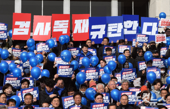 17일 오전 국회 본관 앞에서 열린 '윤석열 정권 검사독재 규탄대회' 참석자들이 구호를 외치고 있다. 황진환 기자
