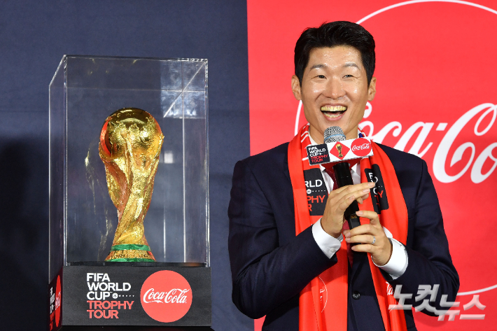 24일 오후 서울 여의도 더현대 서울에서 열린 FIFA 월드컵 2022 트로피 투어에서 박지성 전 대한민국 축구 국가대표가 질문에 답변하고 있다. 류영주 기자