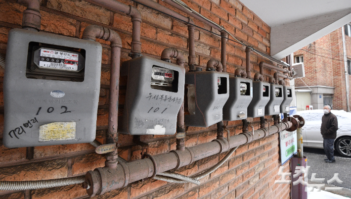 가스비 인상에 따른 난방비 폭등 문제가 이어지고 있는 가운데 한 주택가에 가스계량기가 설치돼 있다. 류영주 기자