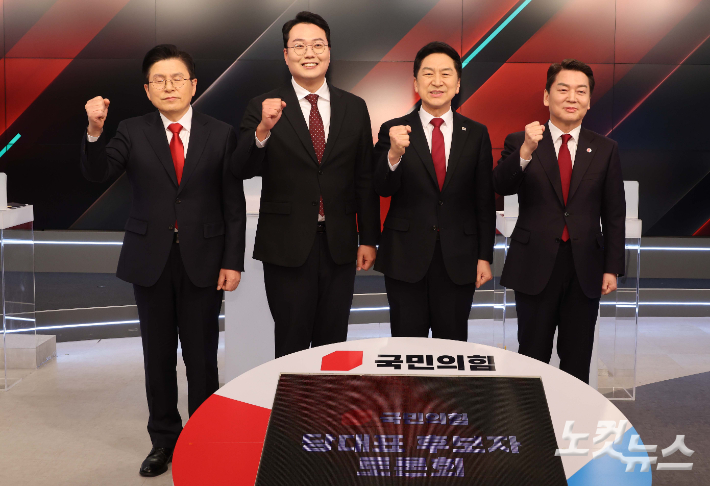국민의힘 당 대표 경선 후보들이 20일 서울 중구 MBN 스튜디오에서 TV토론에 앞서 기념촬영을 하고 있다. 왼쪽부터 황교안, 천하람, 김기현, 안철수 후보. 국회사진취재단