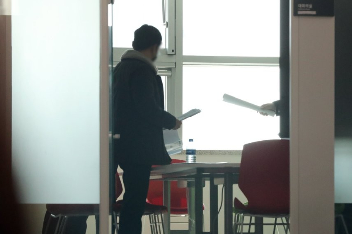 청사 내에서 압수수색하는 검찰 관계자. 연합뉴스