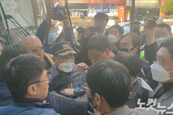 23일 노조원의 국정원 직원 물리적 폭행 장면. 이형탁 기자