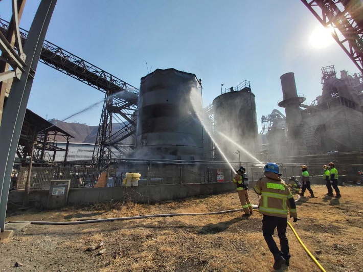 23일 오후 2시 2분쯤 강원 강릉시 한라시멘트 옥계공장 페오일 탱크에서 불이 나 출동한 소방당국에 의해 30여분 만에 진화됐다. 강릉소방서 제공
