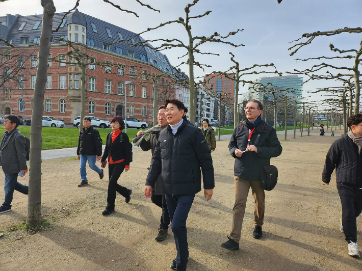 순천시장 일행이 독일 현지에서 걷고 있다. 순천시 제공