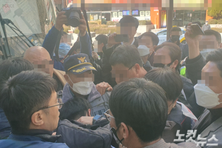 23일 한 노조원이 국정원 직원을 잡고 있는 모습. 이형탁 기자