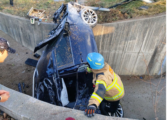 지난해 12월 6일 오후 4시쯤 강원 강릉시 홍제동 인근 도로에서 A(여. 68)씨가 몰던 SUV 승용차가 도로 밖 지하통로로 추락했다. 강릉소방서 제공