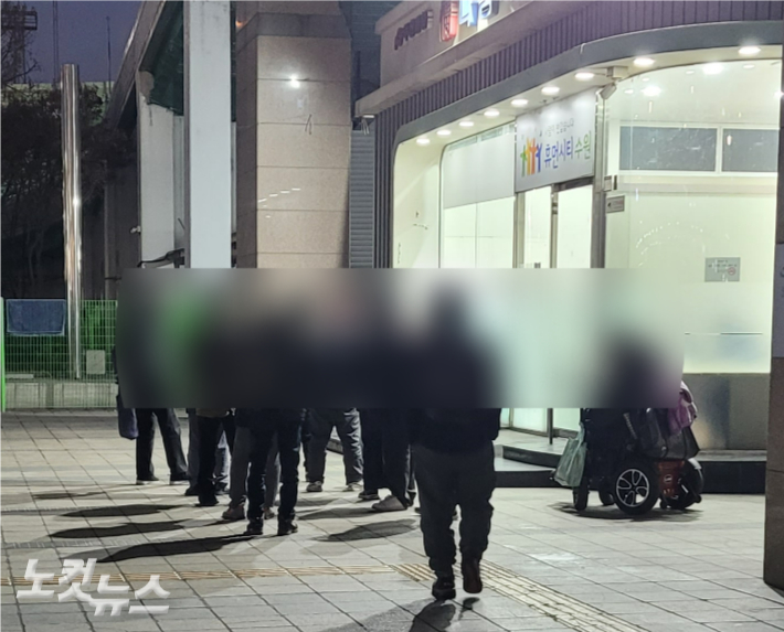 저녁이 되면서 다시 밥을 먹기 위해 노숙인들이 수원역 정나눔터에 몰려들고 있는 모습. 박창주 기자