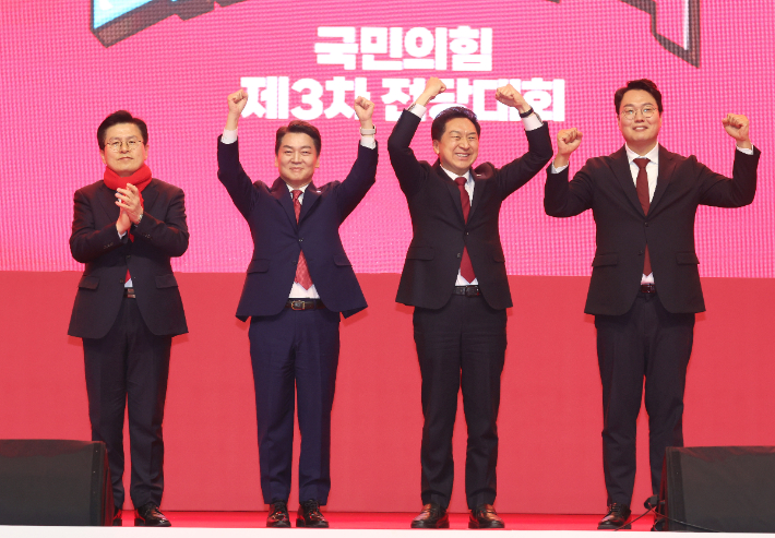국민의힘 황교안·안철수·김기현·천하람 당대표 후보(왼쪽부터)가 23일 오후 강원 홍천군 홍천종합체육관에서 열린 제3차 전당대회 강원 합동연설회에서 인사하며 기념 촬영하고 있다. 연합뉴스
