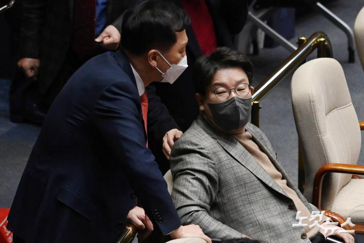 지난달 27일 국회에서 열린 제393회 국회(임시회) 제1차 본회의에서 대화하는 국민의힘 김기현 당대표 후보와 권성동 의원. 윤창원 기자