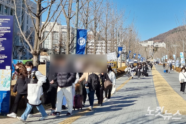 지난 21일 오전. 서울 서대문구에 위치한 연세대학교 캠퍼스 안으로 학생들이 북적이고 있다. 구본호 기자