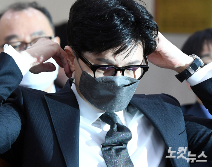 한동훈 법무부장관이 23일 오후 국회 법제사법위원회 전체회의에 출석해 마스크를 쓰고 있다. 황진환 기자