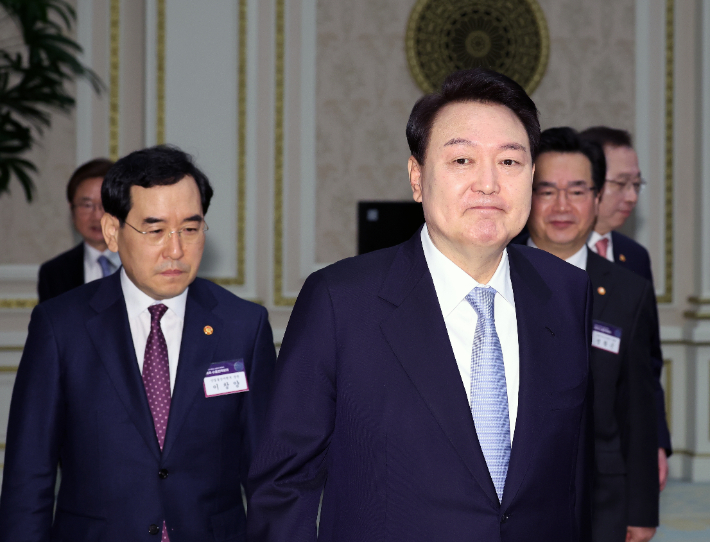 수출전략회의 입장하는 윤석열 대통령. 연합뉴스