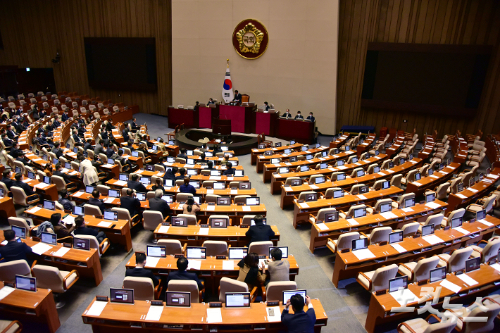 지난달 30일 서울 여의도 국회에서 열린 본회의에서 여당인 국민의힘 의원들이 '양곡관리법 일부개정법률안(대안) 본회의 부의의 건'의 무기명 투표에 앞서 집단 퇴장해 빈자리가 보이고 있다. 윤창원 기자