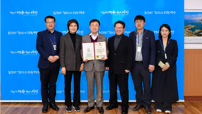 여수시가 광주‧전남에서 유일하게 통합방위태세확립 우수기관으로 선정돼 통합방위본부장(합동참모본부장) 기관 표창을 수상했다. 여수시 제공