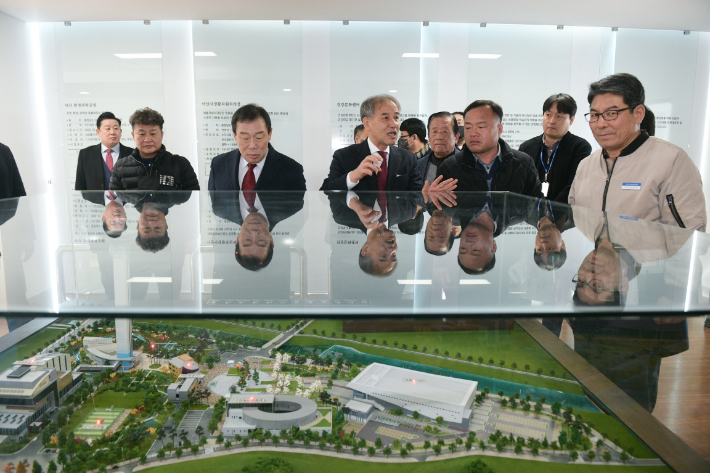 최민호 세종시장(왼쪽)과 전동면 주민대표 이장단이 22일 충남 아산시 폐기물소각시설인 아산환경과학공원을 찾아 주요 시설을 살피고 있다. 세종시 제공