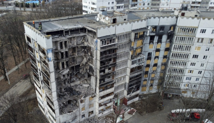 러시아군 포격으로 일부가 무너진 우크라이나 동부 하르키우 살티우카의 한 아파트에서 지난달 25일(현지시간) 구조대가 잔해를 치우고 있다. 연합뉴스