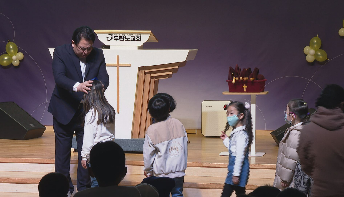 두란노교회 이상문 담임목사가 어린이 한 명 한 명에게 안수기도를 해주고 있다. 