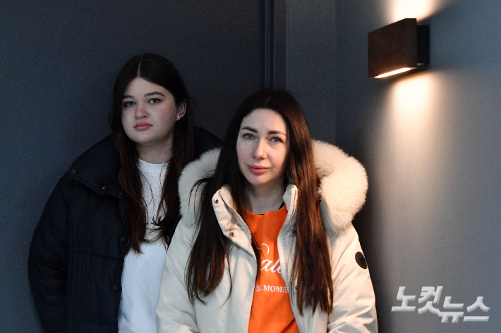 한국에 정착한 우크라이나 난민인 다샤와 빅토리아가 23일 오후 서울 양천구 CBS노컷뉴스 본사에서 인터뷰를 하기 전 포즈를 취하고 있다. 류영주 기자