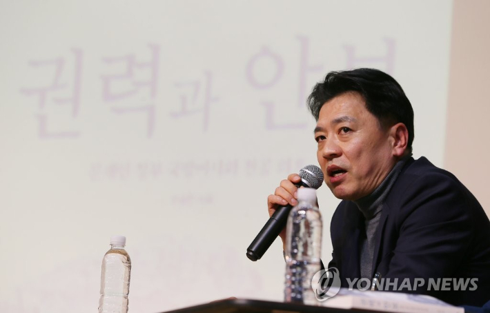 (제주=연합뉴스) 변지철 기자 = 지난 19일 오후 제주시 김만덕기념관에서 부승찬 전 국방부 대변인이 자신의 신간 '권력과 안보-문재인 정부 국방비사와 천공 의혹' 북콘서트를 진행하고 있다. 2023.2.19 bjc@yna.co.kr 연합뉴스