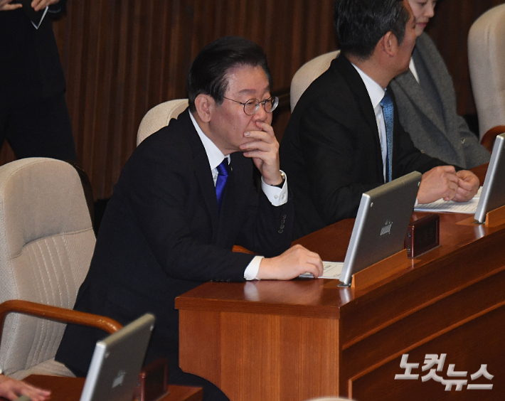 더불어민주당 이재명 대표가 24일 오후 국회 본회의에 참석해 생각에 잠겨 있다. 황진환 기자
