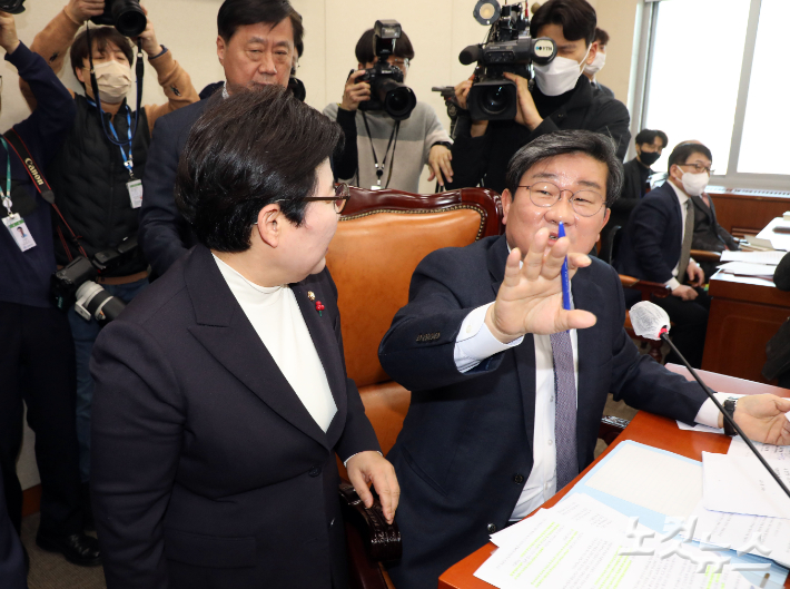 국회 환경노동위원회 여당 간사인 임이자 의원 등 국민의힘 위원들이 21일 오전 국회 환노위 전체회의에서 노동조합법 2·3조 개정안 상정에 맞서 퇴장하며 전해철 위원장에게 항의하고 있다. 황진환 기자