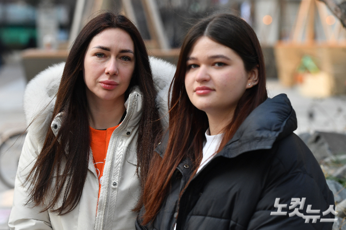 한국에 정착한 우크라이나 난민인 다샤와 빅토리아가 23일 오후 서울 양천구 CBS노컷뉴스 본사 인근에서 인터뷰를 하기 전 포즈를 취하고 있다. 류영주 기자