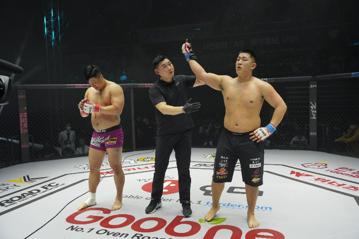 배동현(왼쪽)에게 승리를 거둔 일본인 파이터 세키노 타이세이. 로드FC