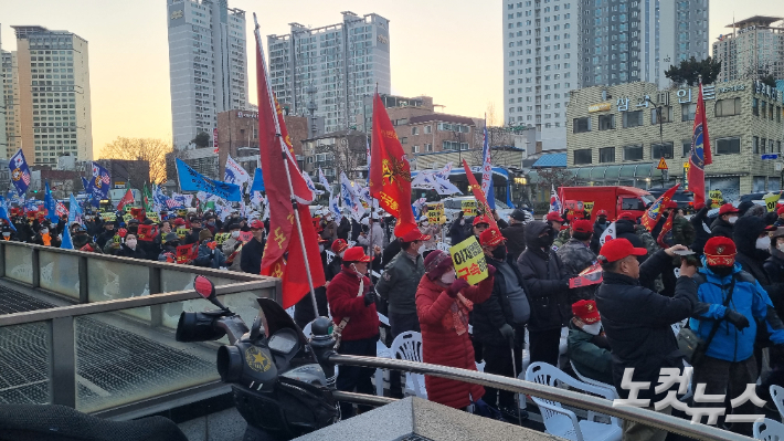 서울 삼각지역 인근에서 열린 맞불집회. 김정록 기자