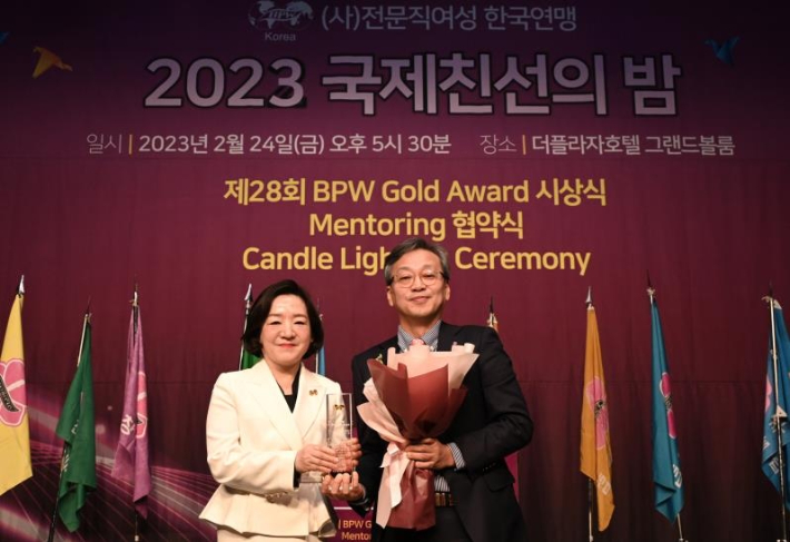 LG전자가 여성지위 향상과 고용창출에 기여한 노력을 인정받아 전문직여성 한국연맹으로부터 제28회 BPW 골드 어워드를 수상했다. 연합뉴스