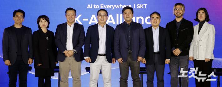 기념 촬영하는 유영상 SK텔레콤 사장