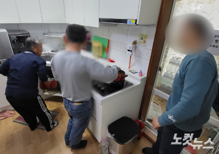 서귀포시내 한 발달장애인그룹홈에서 이용자들이 사회재활교사의 도움으로 저녁 식사를 준비하고 있다. 김대휘 기자