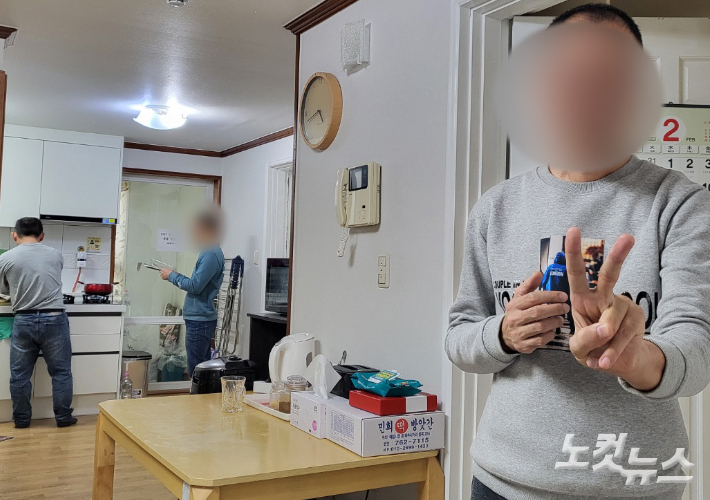 장애인그룹홈 이용자 오모(39)씨가 인사를 하고 있다. 김대휘 기자