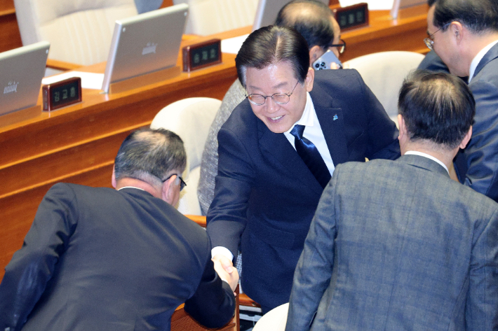 더불어민주당 이재명 대표가 27일 오후 국회에서 열린 본회의에서 본인의 체포동의안 표결을 마친 뒤 의원들과 악수하고 있다. 연합뉴스