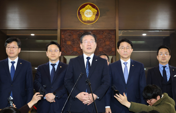 더불어민주당 이재명 대표가 27일 국회에서 열린 본회의에서 본인의 체포동의안이 부결된 뒤 모든 법률안을 표결을 마치고 나서 본회의장 밖으로 나와 취재진의 질문에 답변하고 있다. 연합뉴스