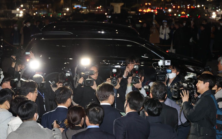 더불어민주당 이재명 대표가 27일 국회에서 열린 본회의를 마친 뒤 국회를 떠나기 위해 차를 기다리고 있다. 연합뉴스