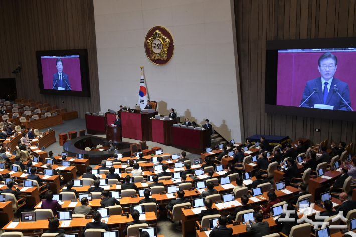 이재명 더불어민주당 대표가 27일 국회에서 열린 본회의에서 자신의 체포동의안을 반박하는 신상 발언을 하고 있다. 박종민 기자