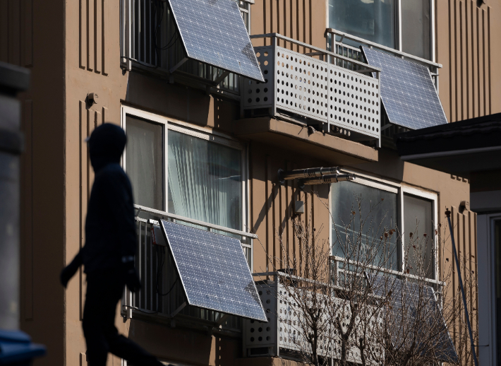 한 아파트 단지에 태양광 패널이 설치돼 있다. 연합뉴스 