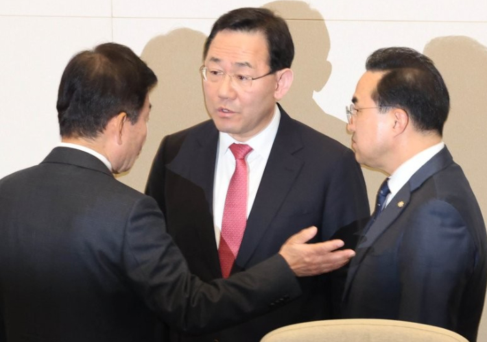 김진표 국회의장이 지난 27일 국민의힘 주호영 원내대표와 더불어민주당 박홍근 원내대표를 불러 투표용지 해석 문제를 논의하고 있다. 연합뉴스