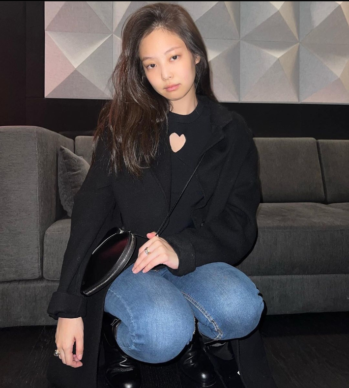 컷아웃 스타일. 블랙핑크 제니 인스타그램 캡쳐